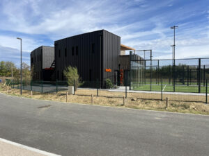 FGHM architectes - Projet livré Cabinet d'architectes, cabinet de kiné et terrains de padel